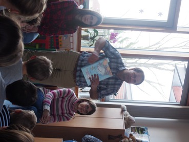 Celé Česko čte dětem - studentky a učitel z pedagogické školy