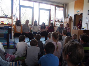 Celé Česko čte dětem - studentky a učitel z pedagogické školy