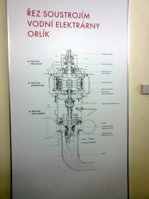 Vodní elektrárna Orlík a hrad Vrškamýk