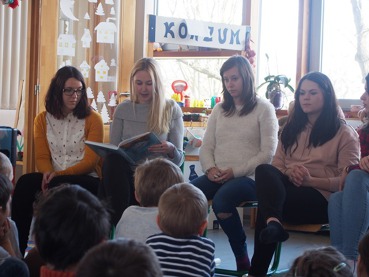 Celé Česko čte dětem - studentky a učitel z pedagogické školy