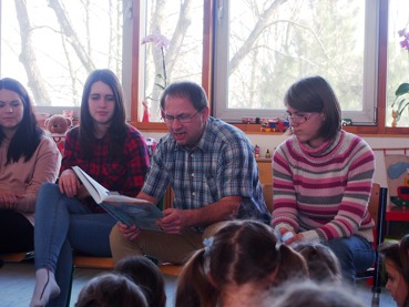 Celé Česko čte dětem - studentky a učitel z pedagogické školy